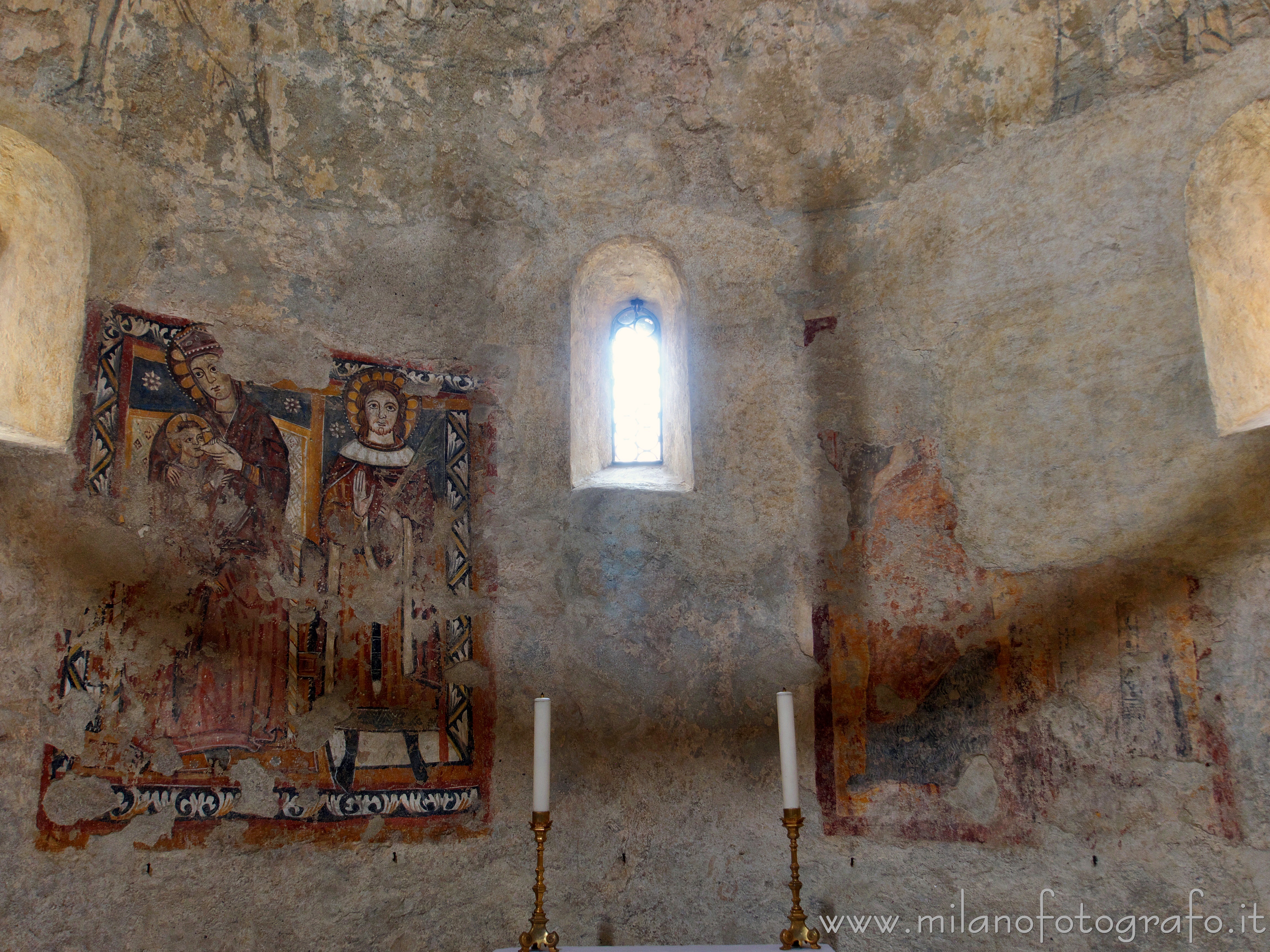Biella - Affreschi medievali nel Battistero di San Giovanni del Duomo di Biella - Foto a piena risoluzione